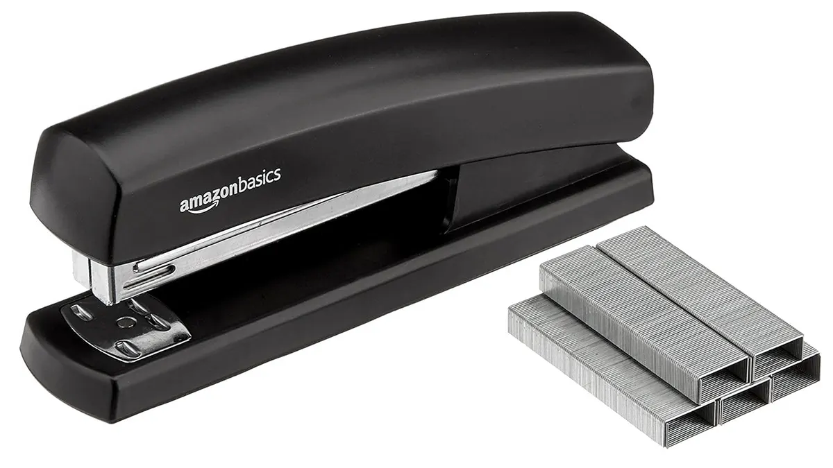 Grapadora Amazon Basics con 1000 grapas y quitagrapas