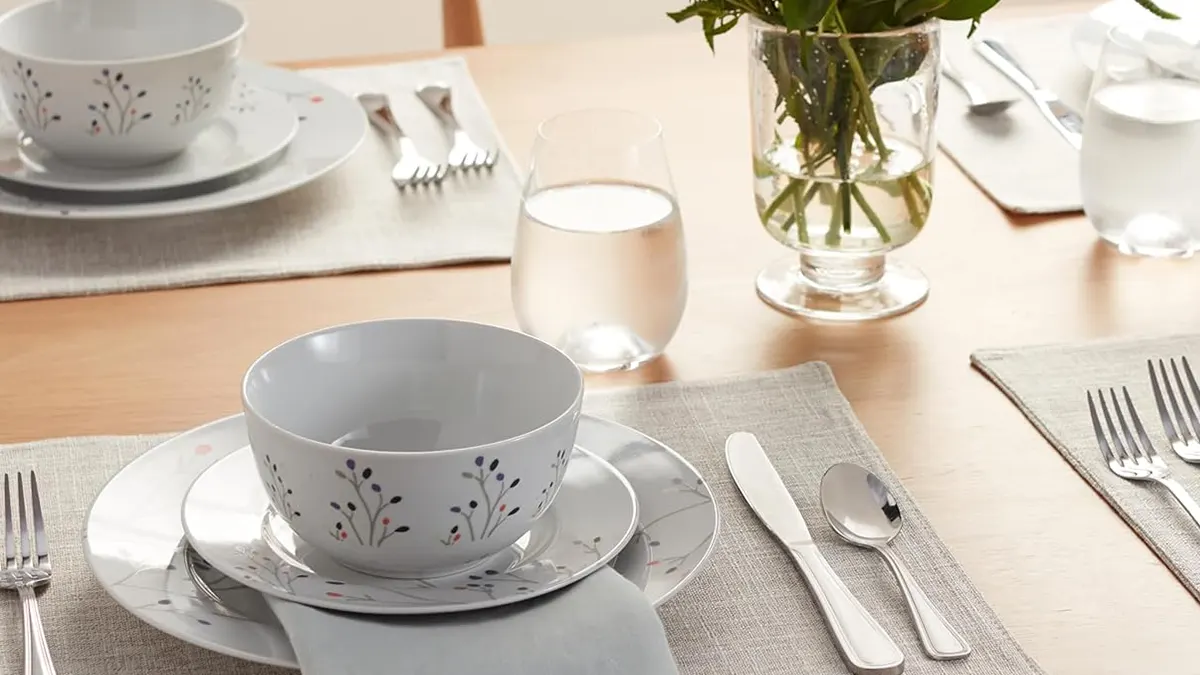 Vajilla Amazon de porcelana: 6 cuencos y 12 platos