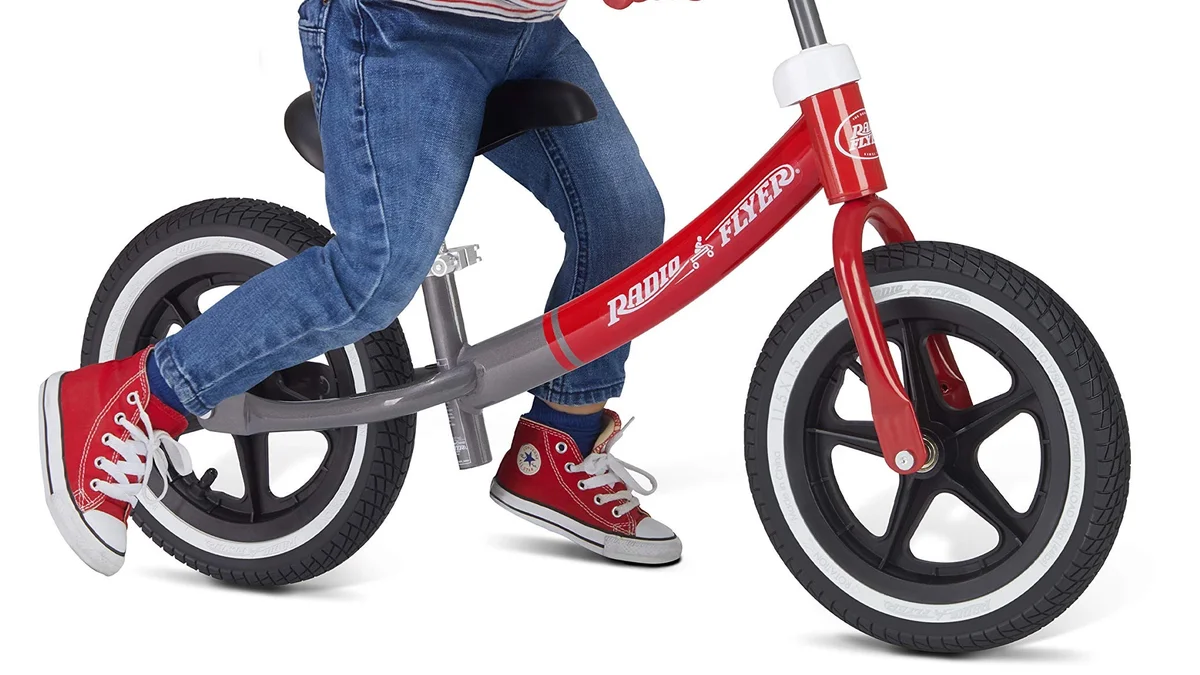Bicicleta sin pedales con neumáticos reales con aire