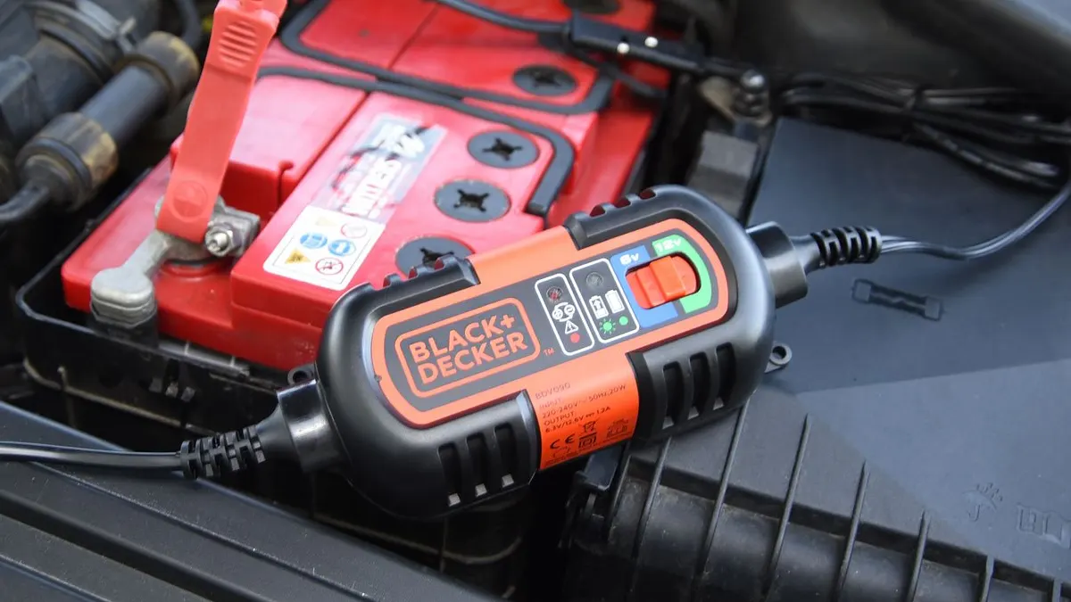 Cargador de baterías de coche y moto (6V/12V) Black + Decker - toma mechero y pinzas