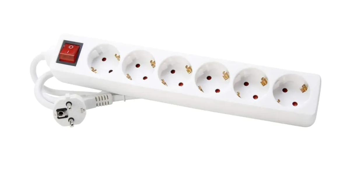 Regleta con 6 enchufes schuko e interruptor - 1.5m