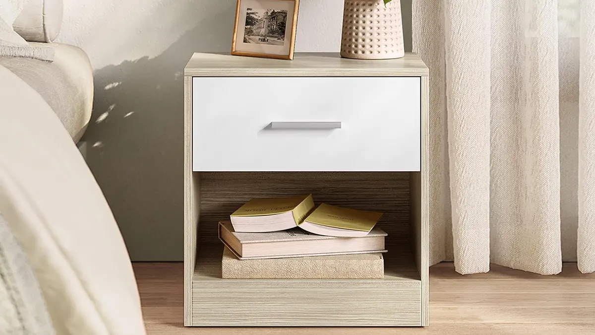 Mesita de noche bien hecha, con cajón con guías con ruedas