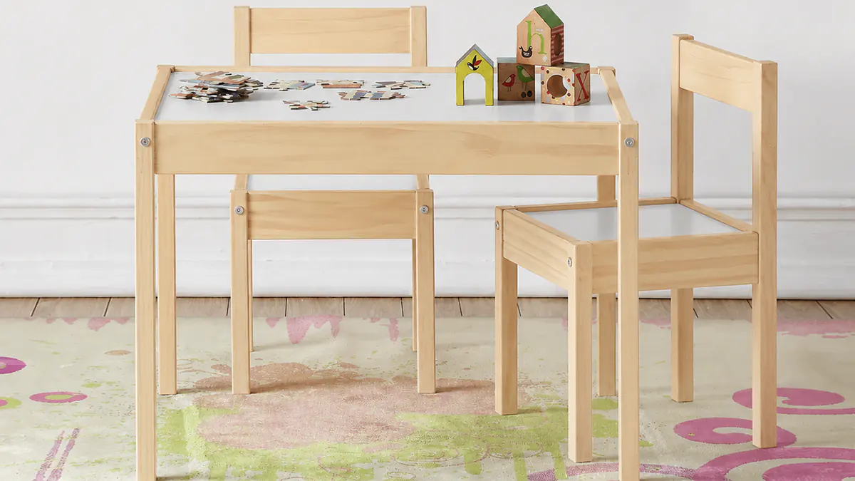 Mesa infantil con sillas - borde elevado para lápices