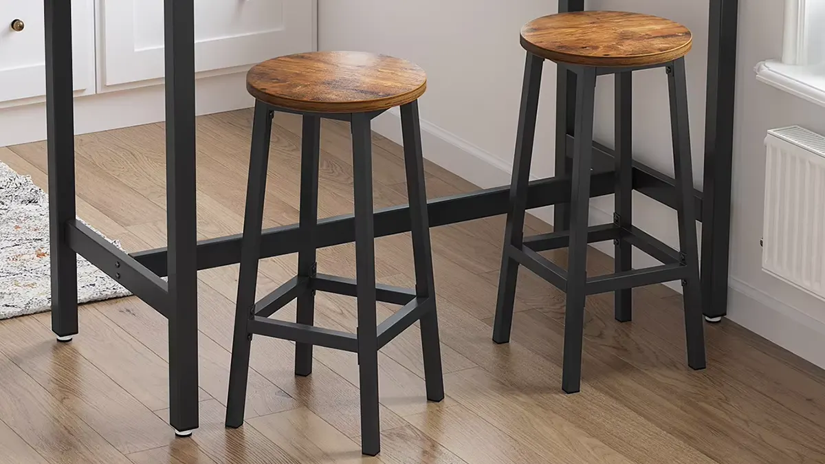 2 taburetes con estructura metálica